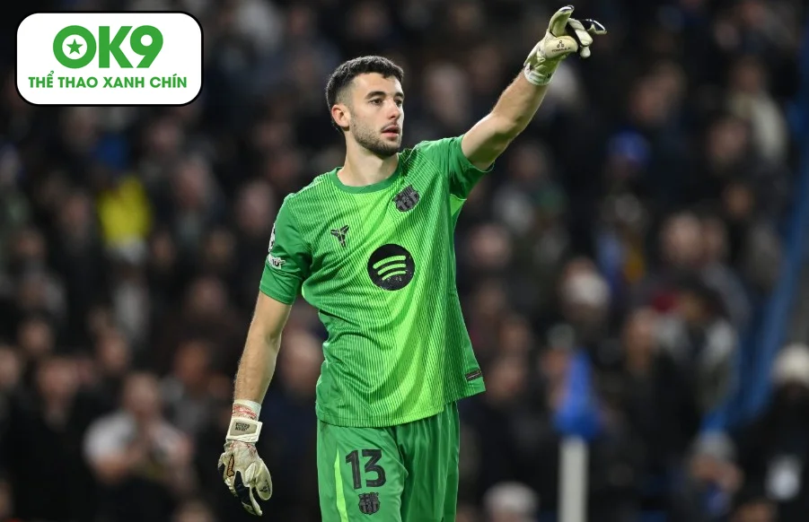 Thủ môn Joan Garcia sẵn sàng bảo vệ khung gỗ trong trận Barcelona vs Eintracht Frankfurt căng thẳng.